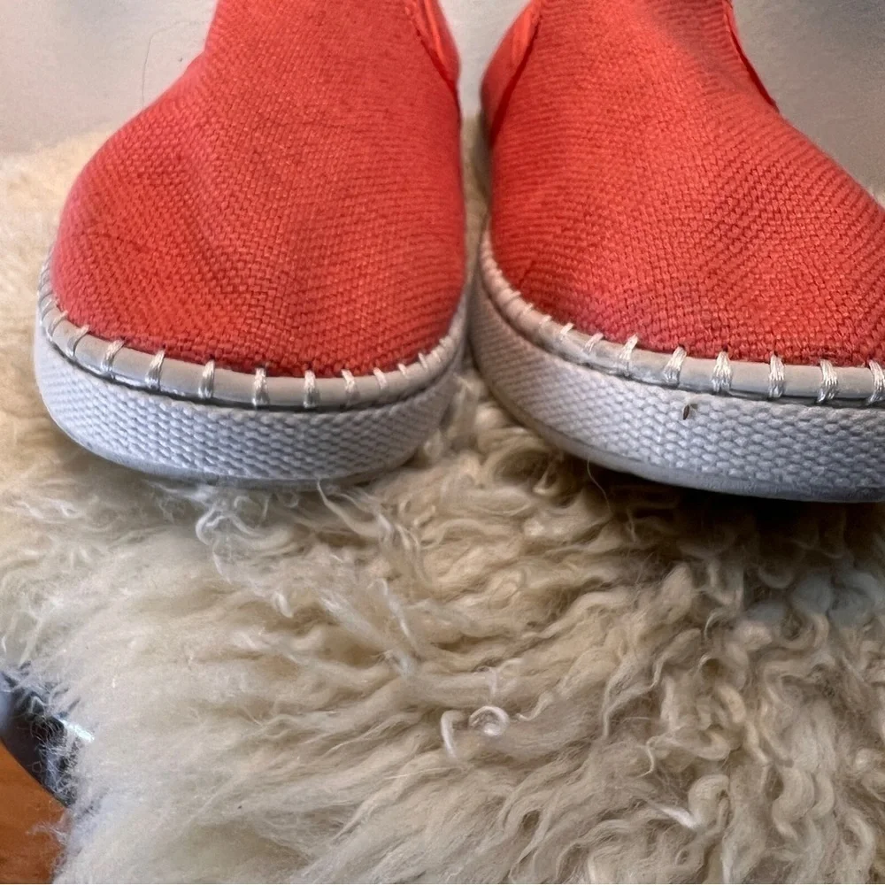 UGG Coral Canvas Slip On Espadrilles. Cushioned Footbed. Rubber soles. Size 10